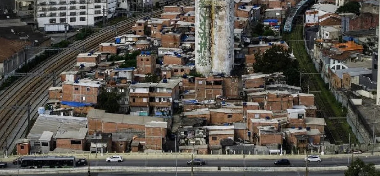 Favela à grande de uma grande avenida de São Paulo: um risco que Blumenau deve evitar.