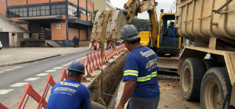 Obras na Rua dos Caçadores deixa o trânsito em sistema siga pare