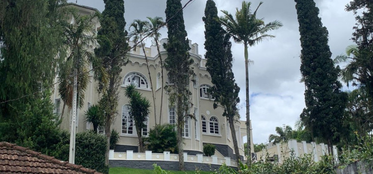 'Castelo' dos anos 50 reaparece no Centro de Blumenau após demolição