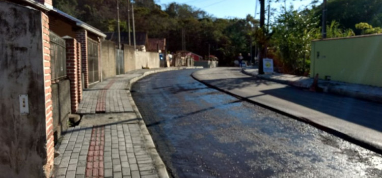 Obras em vias no bairro Itoupavazinha recebem asfalto