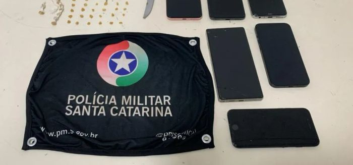 Cão farejador da PM localiza crack e dupla é detida em Gaspar