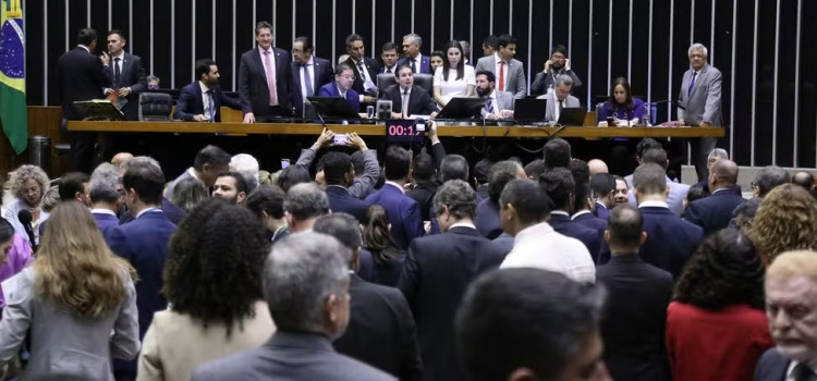 Aumento de deputados pode custar R$ 39,1 mil por ano