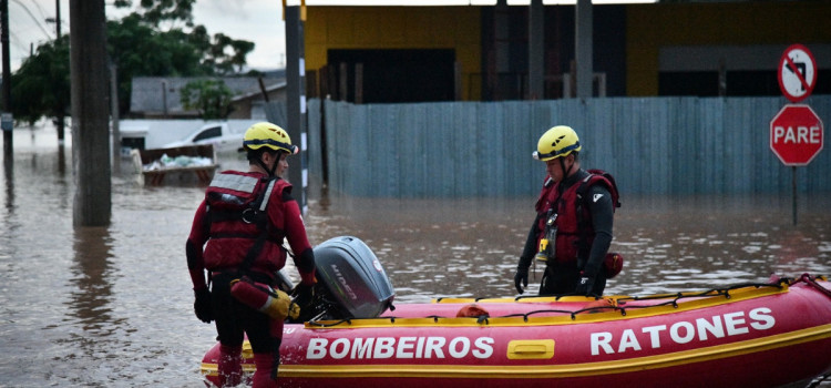 SC envia mais reforços para ajudar as vítimas da chuva no RS