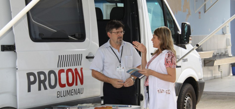 Procon Móvel atende moradores do bairro Velha