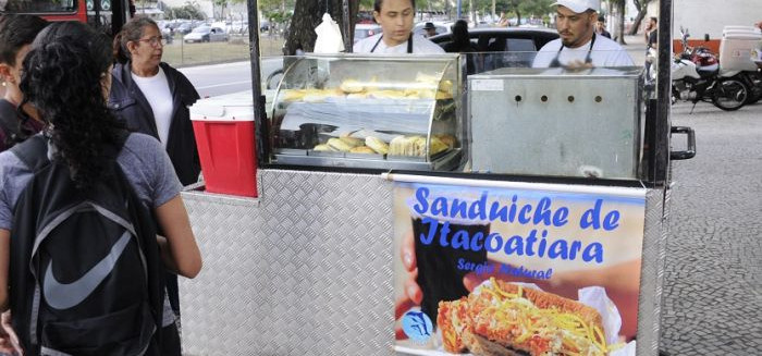 Cresce 45% o número de ambulantes MEI em dois anos