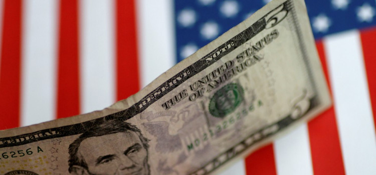 Dólar opera em alta, negociado acima de R$ 5,50
