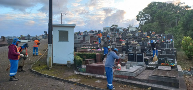 Prefeitura realiza manutenção em cemitérios para Finados