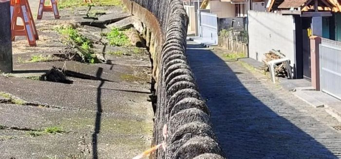 Muro ameaça desabar e gera apreensão em moradores da Glória