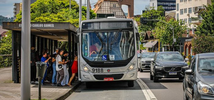 Ônibus em Blumenau fica mais caro: tarifa em dinheiro sobe para R$ 7