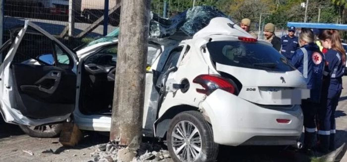 Acidente na rua Bahia deixa jovem morta após colisão contra poste