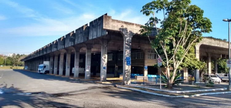 Carro é roubado na rodoviária