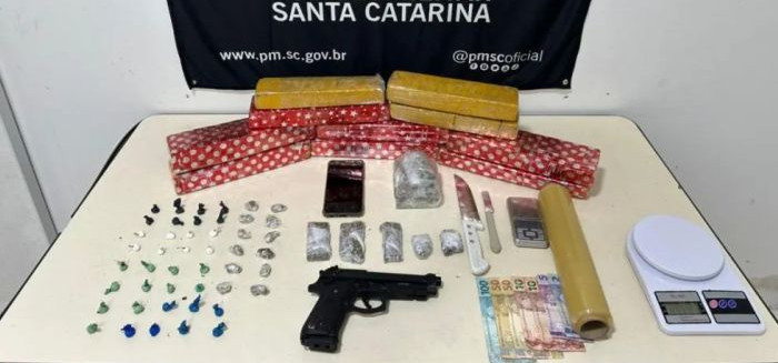 PM prende jovem com quase 8 kg de maconha no bairro Badenfurt