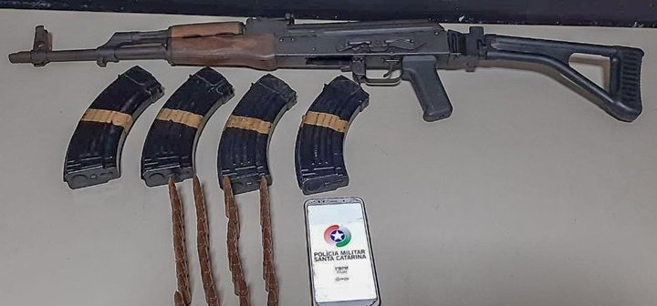 Polícia Militar apreende fuzil AK-47 em Itajaí