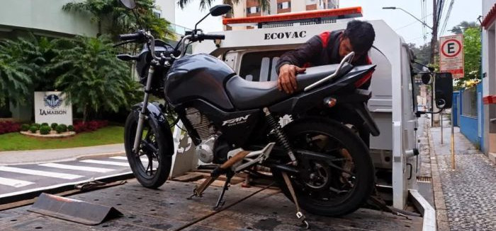 Moto com 72 infrações e R$ 17 mil em débitos é recolhida