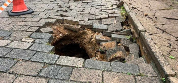 Chuva abre buraco e interdita trecho da Rua Regente Feijó
