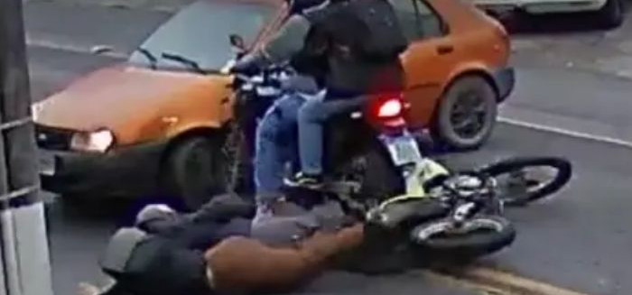 Carro passa por cima de mulher caída na Rua Hermann Huscher