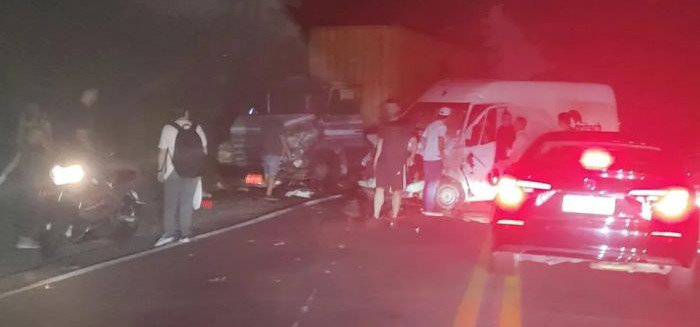 Acidente entre van, carro e carreta mobiliza socorro na BR-470