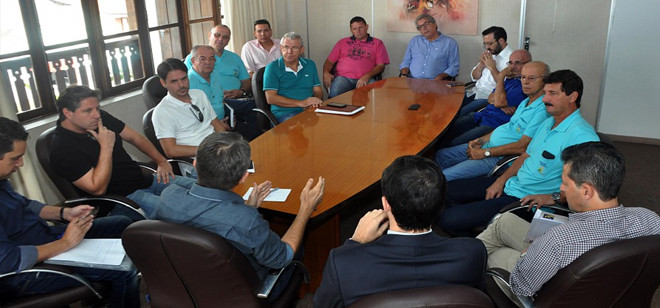 Prefeitura recebe representantes da cooperativa de táxi