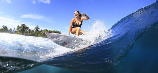 Maya Gabeira é a primeira mulher a surfar a maior onda do ano