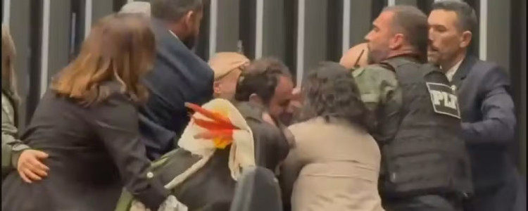 Glauber Braga é retirado à força do plenário da Câmara