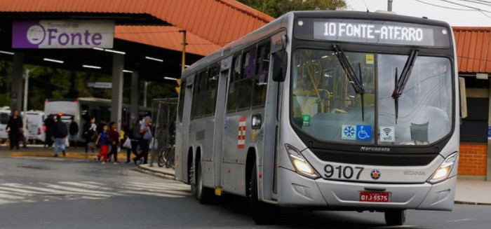 Passageira tem carteira furtada dentro de ônibus