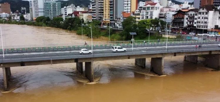 Rio Itajaí-Açu sobe em Blumenau