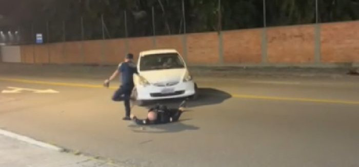 Motorista atropela agente de trânsito e foge sem prestar socorro