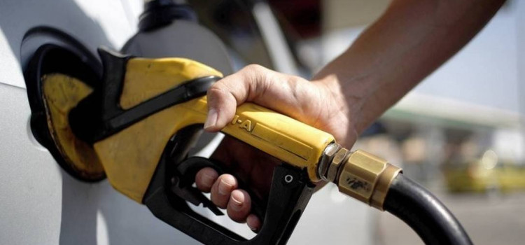 Preço médio da gasolina chega a R$ 4,40 no Brasil