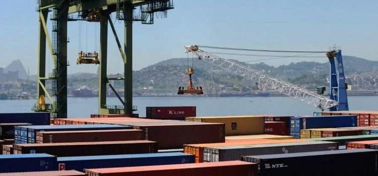 Economia recua em junho