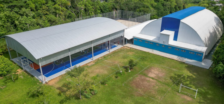 Prefeitura entrega novas quadras na EBM Visconde de Taunay