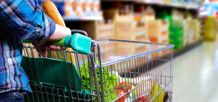 Gastos com supermercado aumentam 28% entre março e dezembro