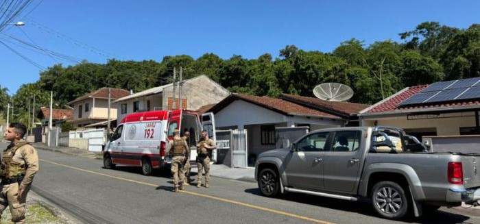 PM e SAMU contêm surto psicótico com faca na Itoupava Central