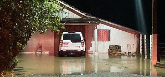 Chuva forte causa enxurrada e suspende atendimentos na região
