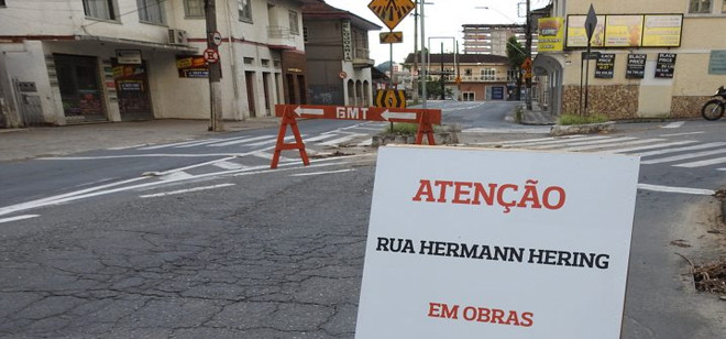 Obras interditam parte da Rua Hermann Hering neste sábado