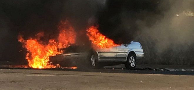 Carro pega fogo na Via Expressa