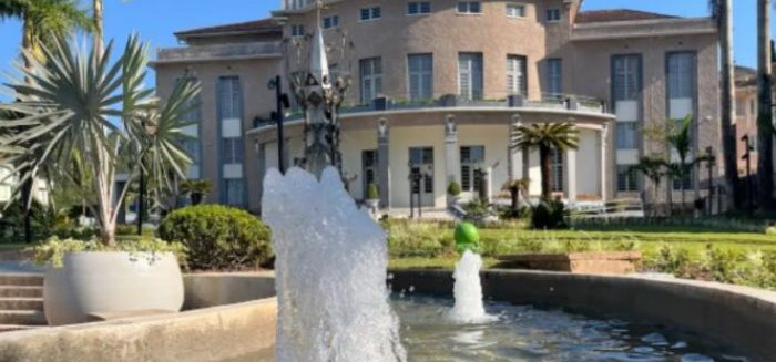 Calor em Blumenau: homem é flagrado tomando banho em chafariz no Centro