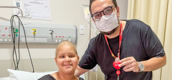 Doação de crochê transforma rotina de adolescente no Hospital Santo Antônio