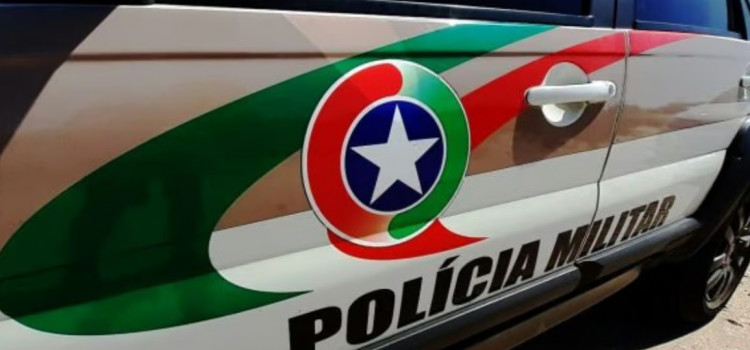 Bêbado com a genitália à mostra persegue moça