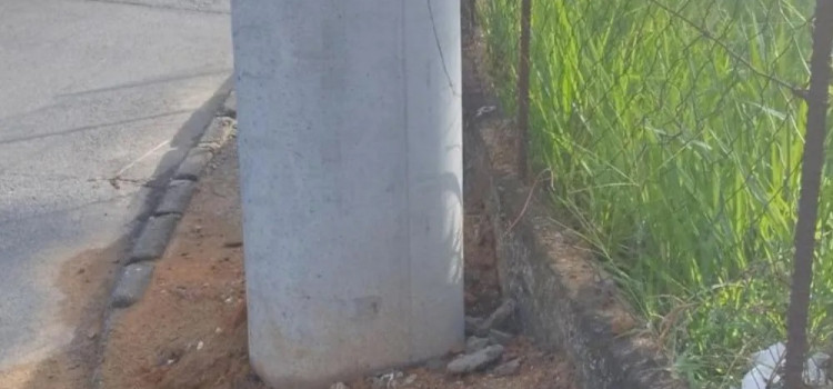 Poste no meio da calçada gera revolta na rua Franz Volles