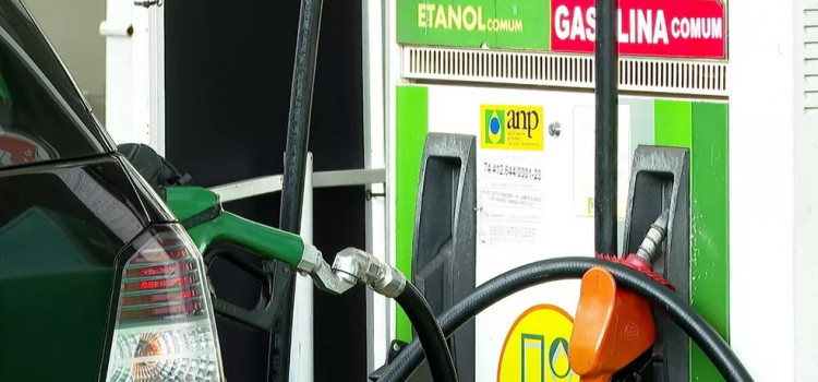 Gasolina fecha maio a R$ 7,54