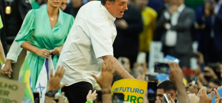 Bolsonaro joga para a base e radicaliza discurso