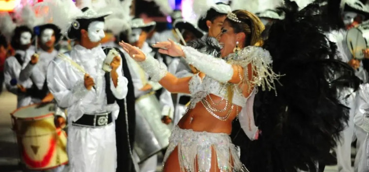 Navegantes resgata carnaval raiz e tradição dengo-dengo