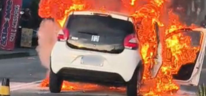 Carro pega fogo na Vila Nova e mobiliza bombeiros