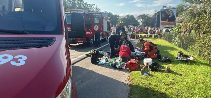 Acidente no Centro de Pomerode deixa motociclista em estado crítico
