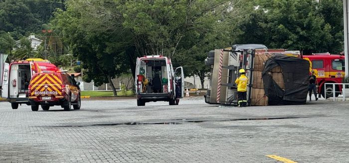 Trabalhador fica ferido após caminhão tombar em empresa na BR-470