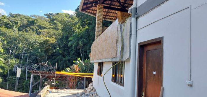Sacada desmorona durante festa de família e deixa feridos