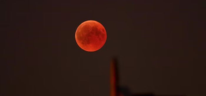 Eclipse lunar total: saiba o que esperar do fenômeno em SC