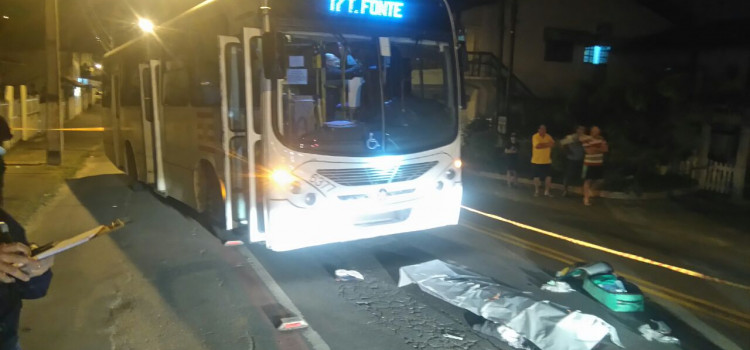Motoqueiro morre em batida contra ônibus na Fortaleza