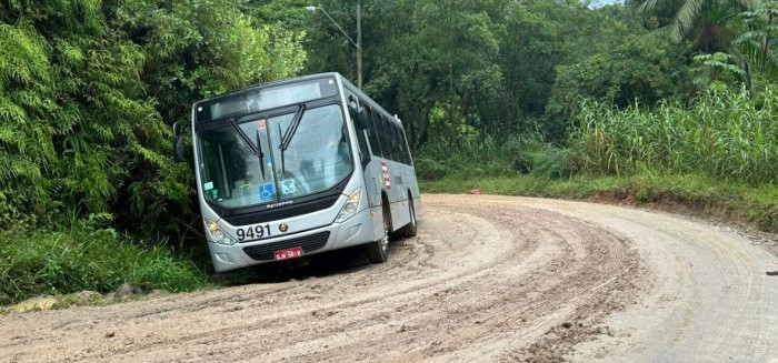 Dois ônibus atolam na mesma ruae expõem problema histórico