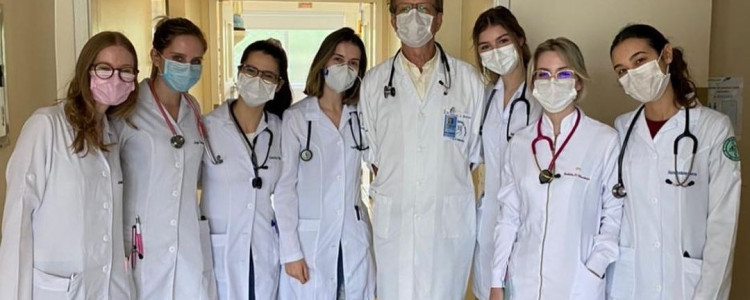 Medicina de R$ 10 mil em Blumenau: qual a nota no Enamed?